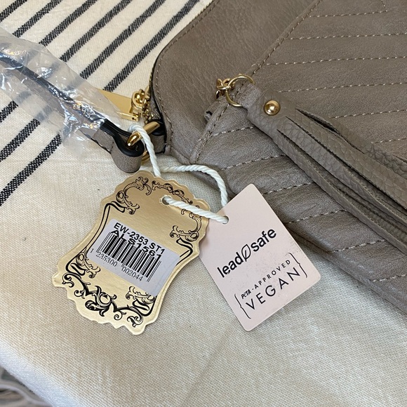 NWT Alyssa vegan crossbody purse with tassel - Picture 9 of 16